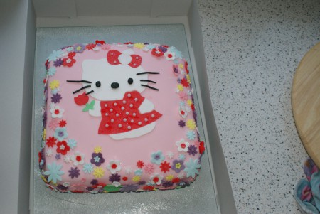 nog een hello kitty taart maar nu voor daphne het dochtertje van een vriendin